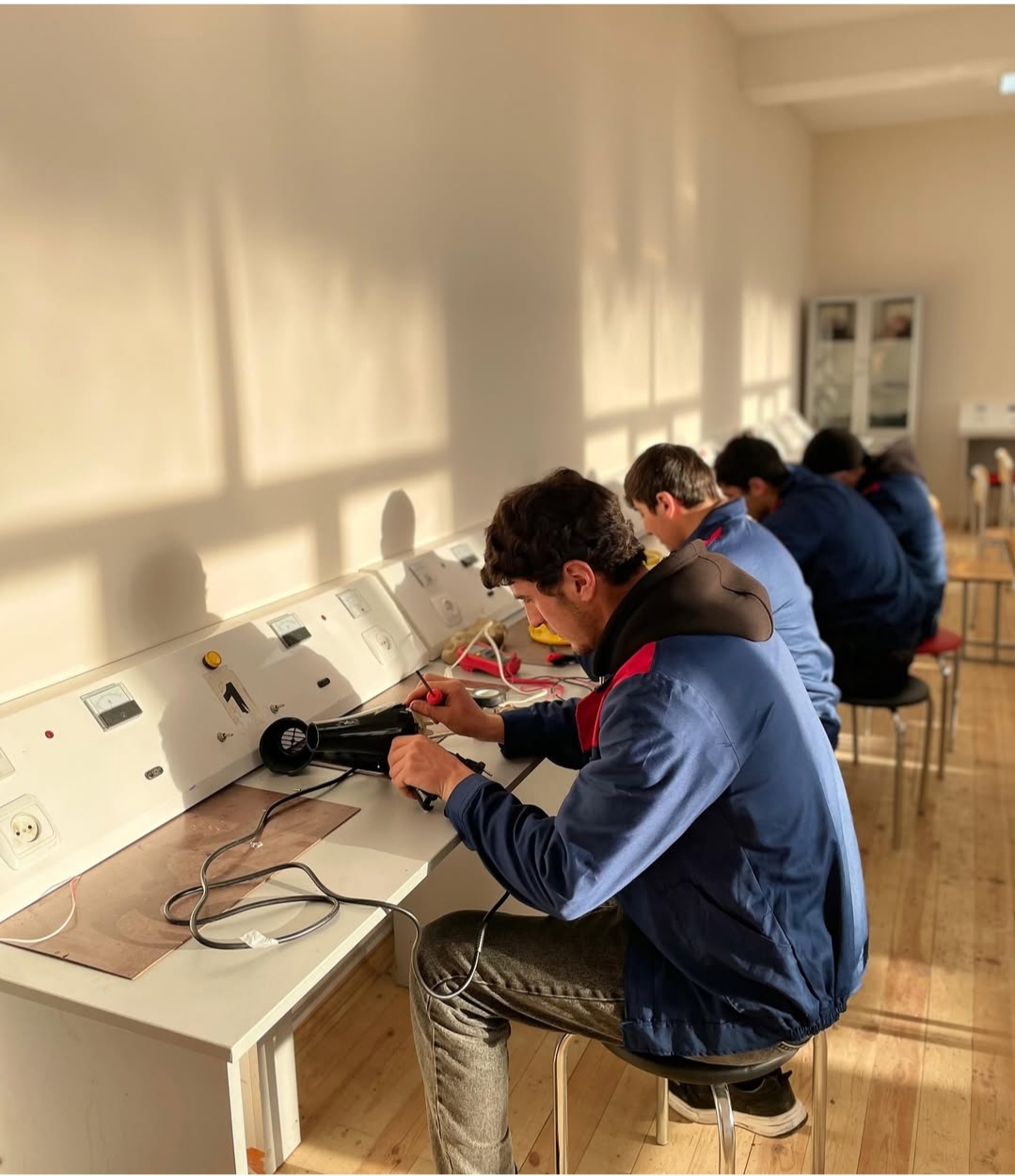 Elektrik avadanlıqlarına xidmət və təmir üzrə elektrik