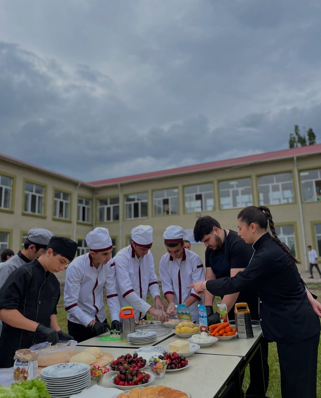 Qusar Peşə Liseyində "Açıq  Qapı" Günü uğurla təşkil olundu. Tədbirin əsas məqsədi gəncləri peşə təhsili ilə daha yaxından tanış etmək, onların ixtisas seçimi istiqamətində  maariflənməsinə şərait yaratmaq və liseyin maddi-texniki bazası, tədris imkanları