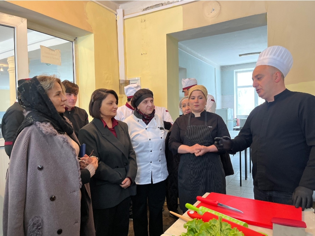 "Bacarıqdan Peşeyə: Aşpazliq Master-Klassı" Qusar Peşə Liseyində aşpazlıq ixtisası üzrə təhsil alan tələbələr üçün peşekar master-klass təşkil olundu. Tədbir həm praktik biliklərin artırılması, həm də gənclərin peçə motivasiyasının gücləndirilməsi baxımın